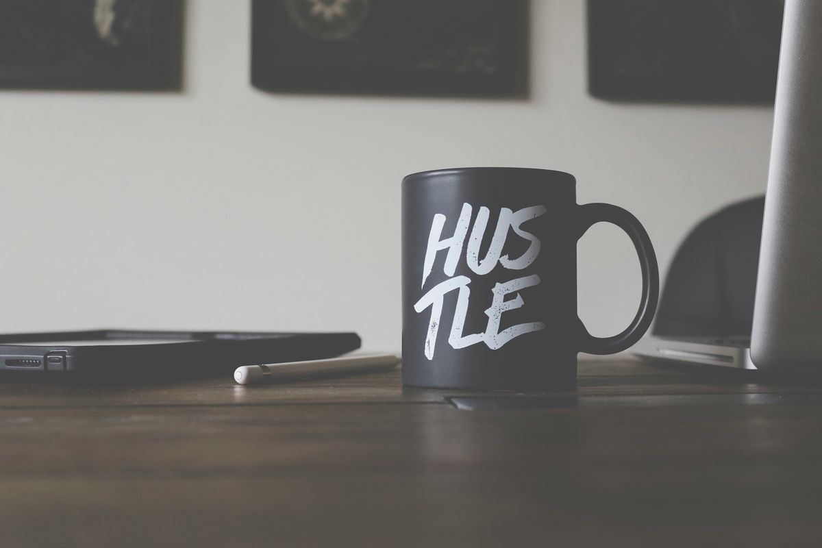 A mug that says hustle