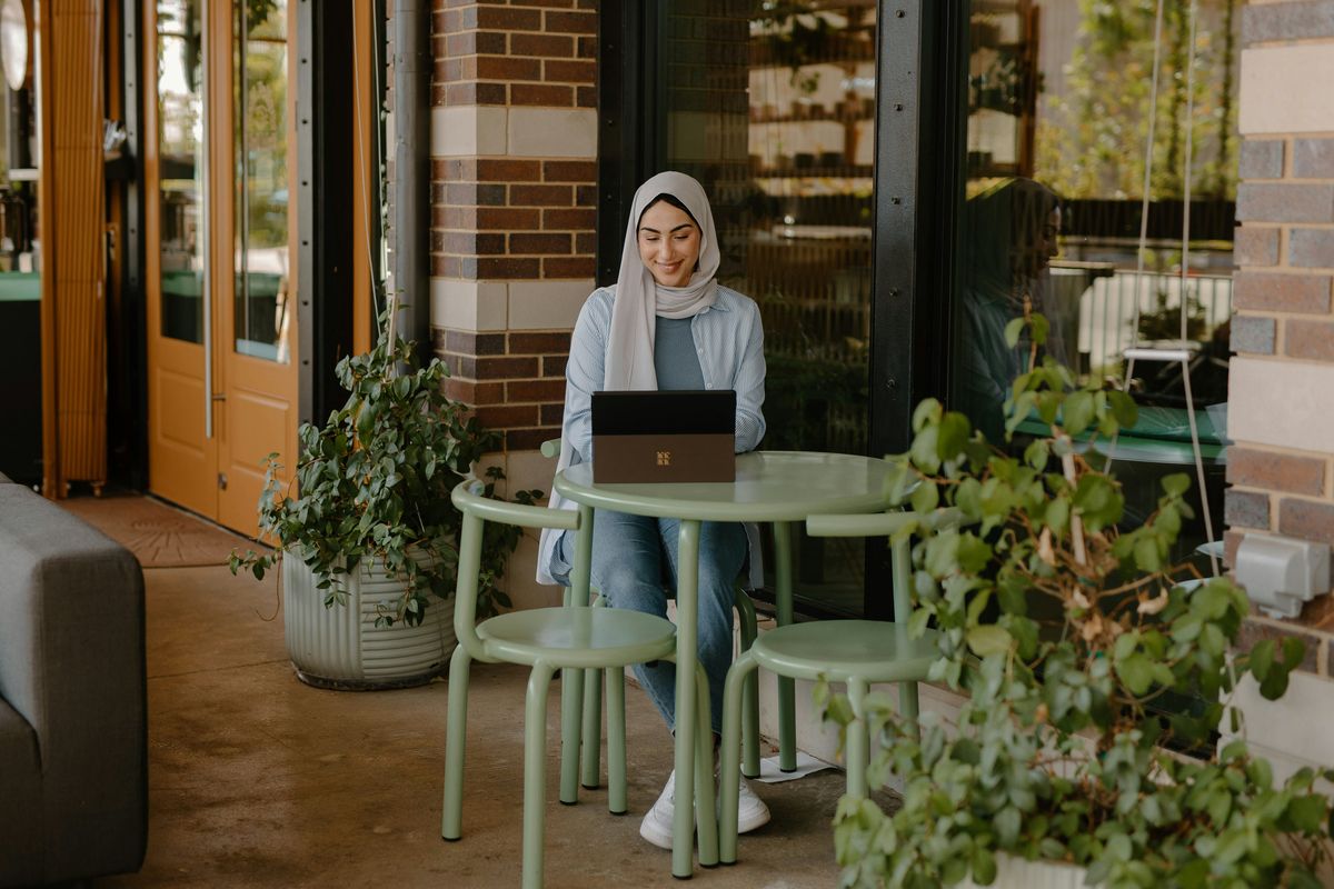 Entrepreneur working on laptop at a cafe