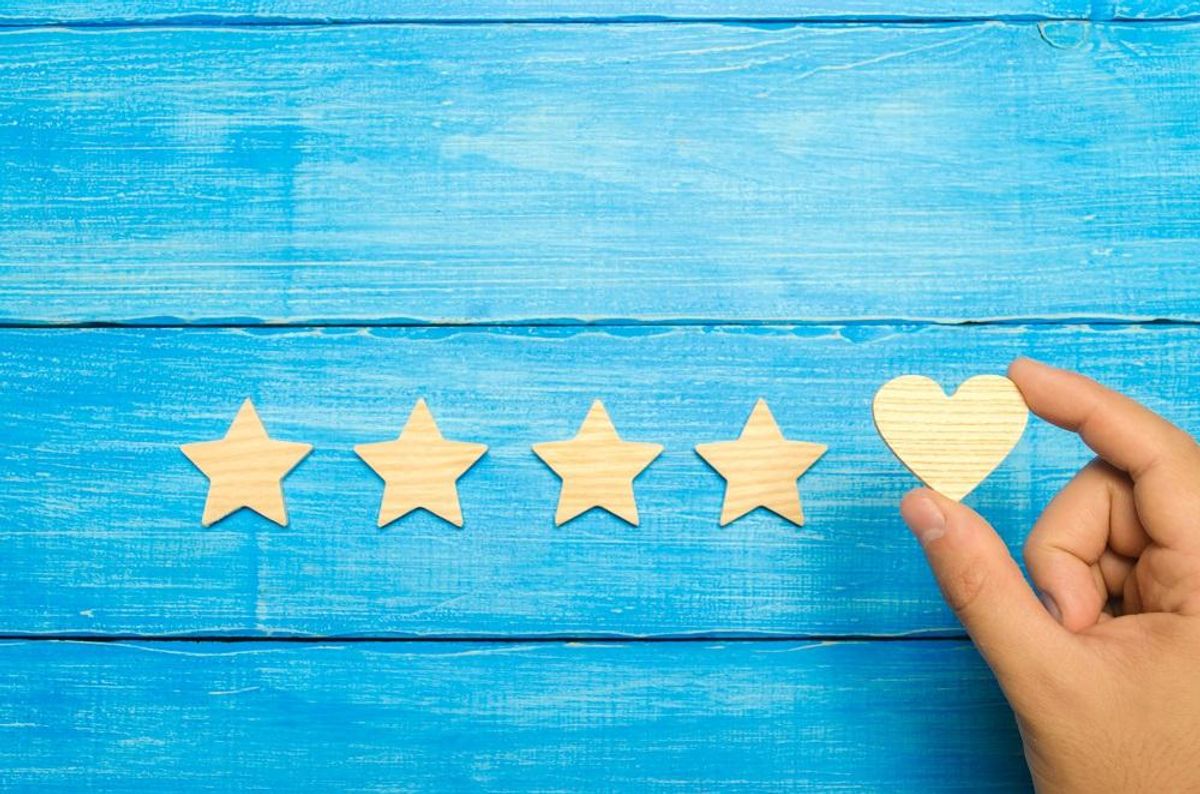 hand puts the heart to the four stars